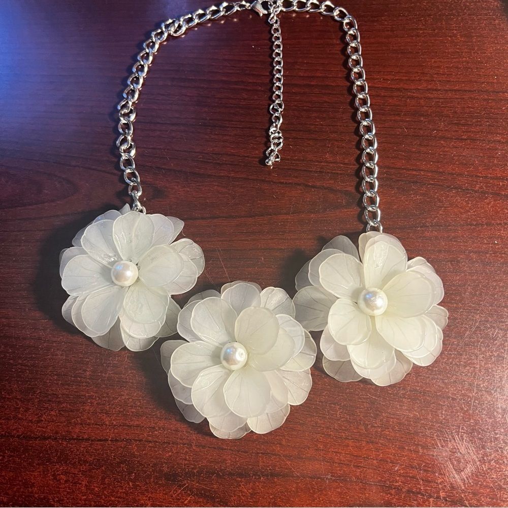 Elegant Acrylic Floral Necklace with Pearls on Silver-toned Chain